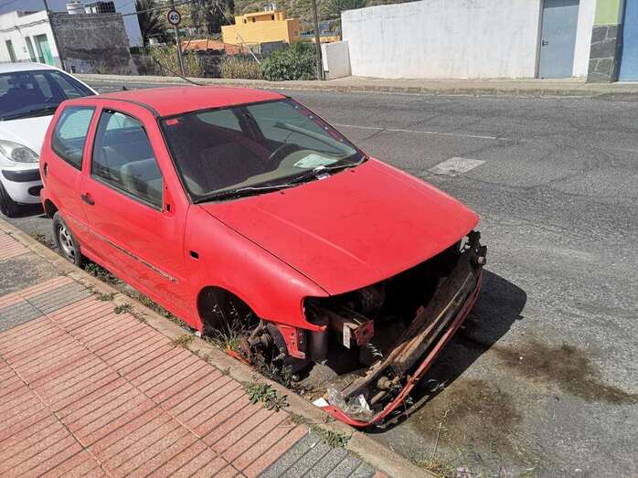 Imagen de archivo de un vehículo abandonado en una calle de Telde/TA.